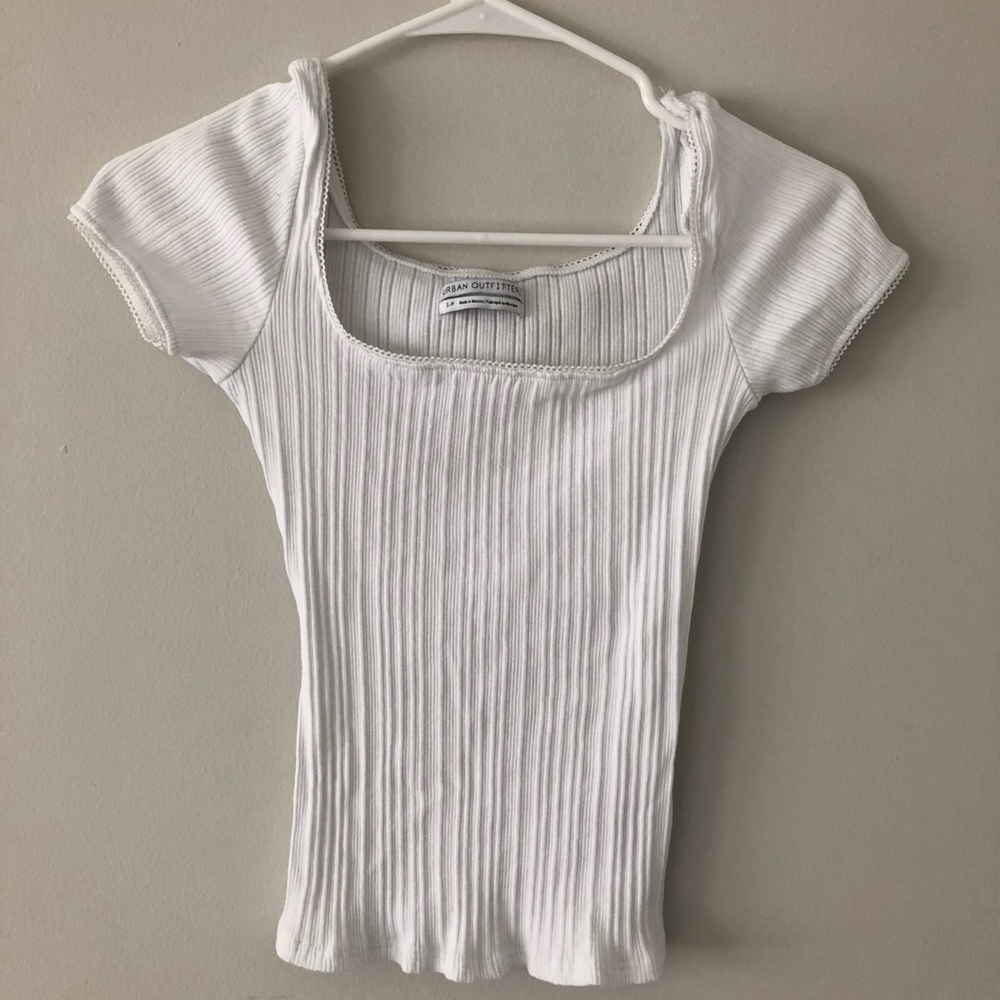 WHITE TEE WITH LACE DETAIL